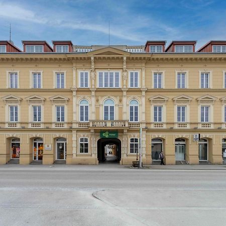 Eee Hotel Perg Екстериор снимка