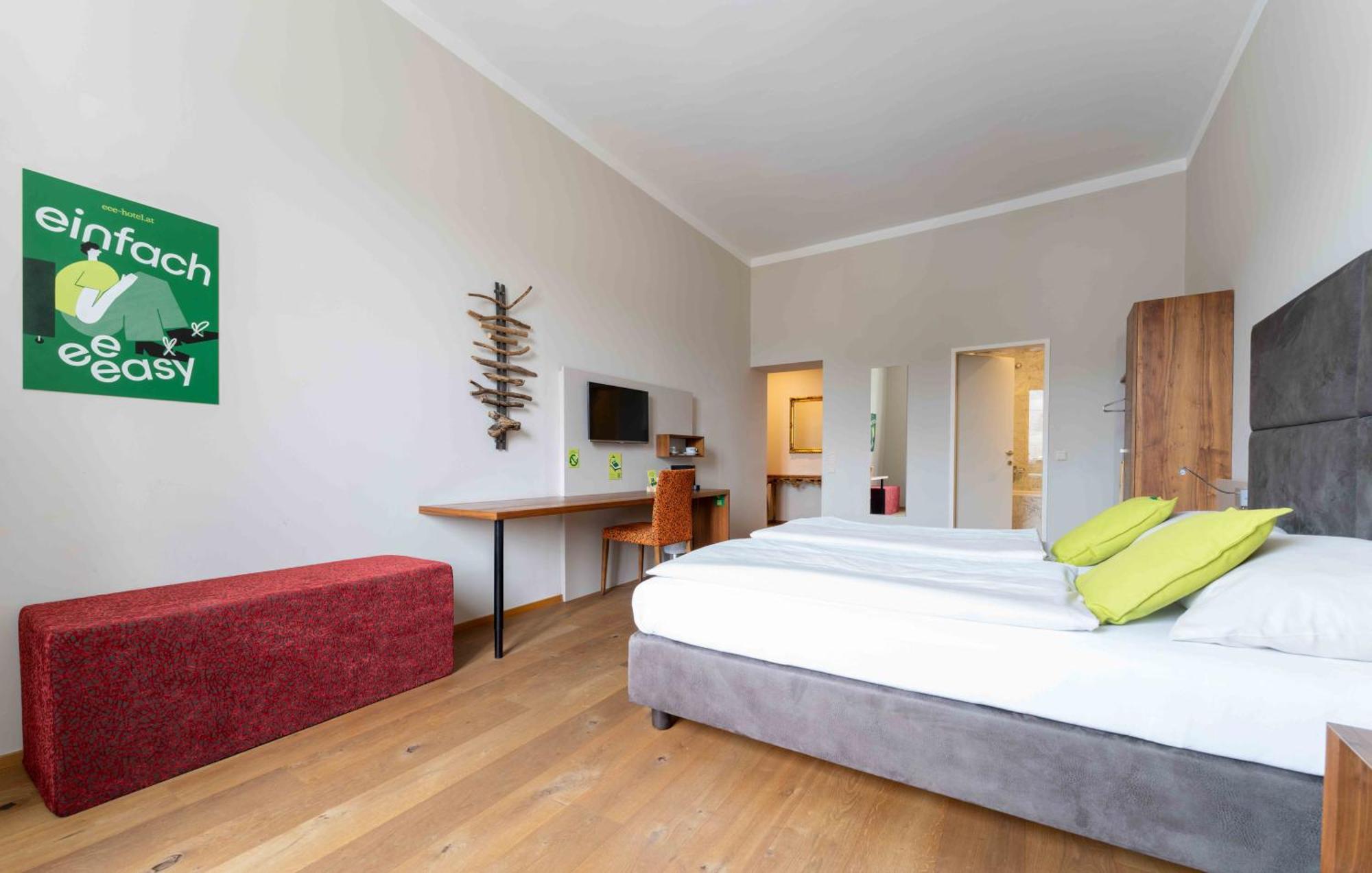 Eee Hotel Perg Екстериор снимка