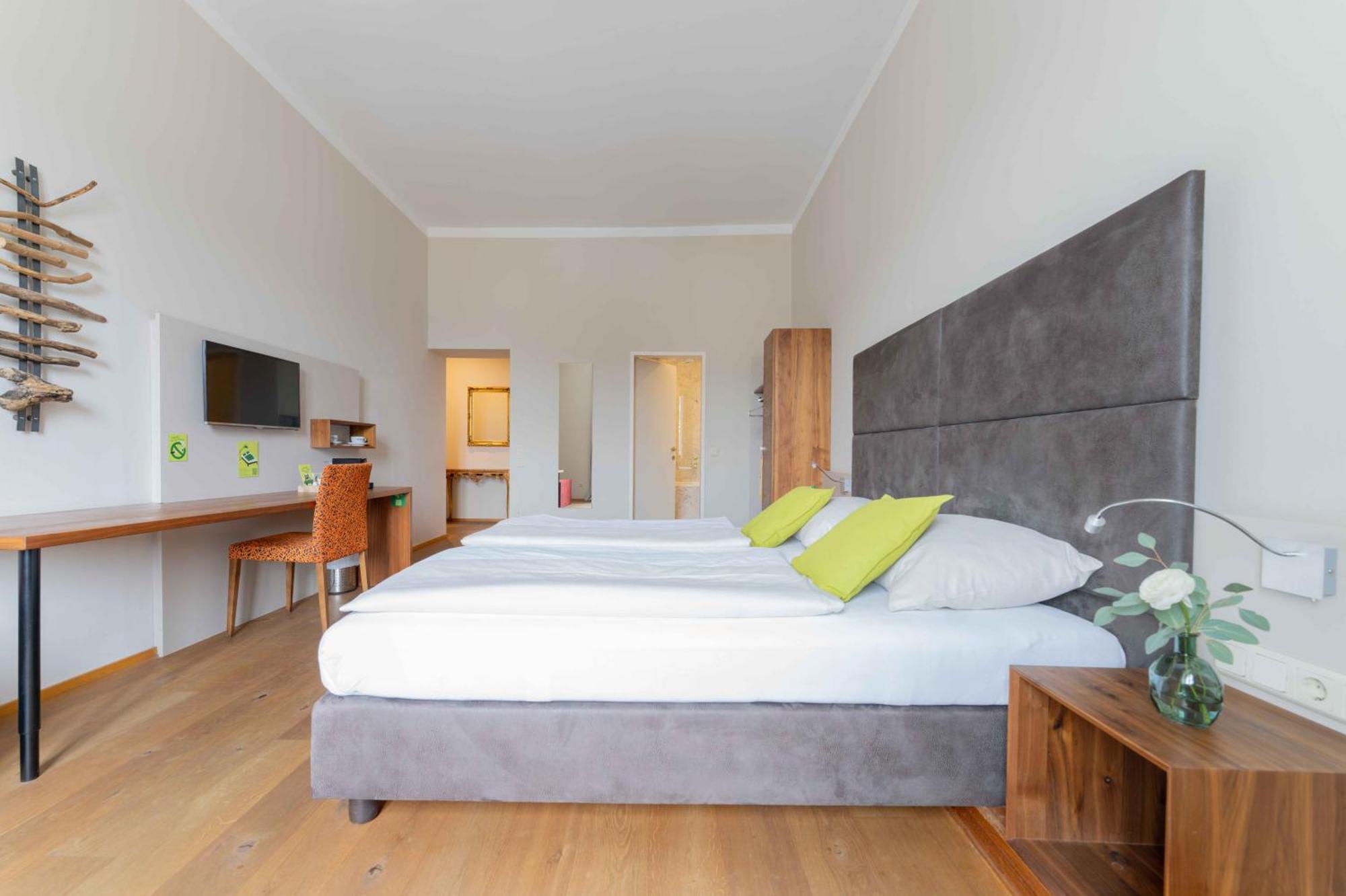 Eee Hotel Perg Екстериор снимка