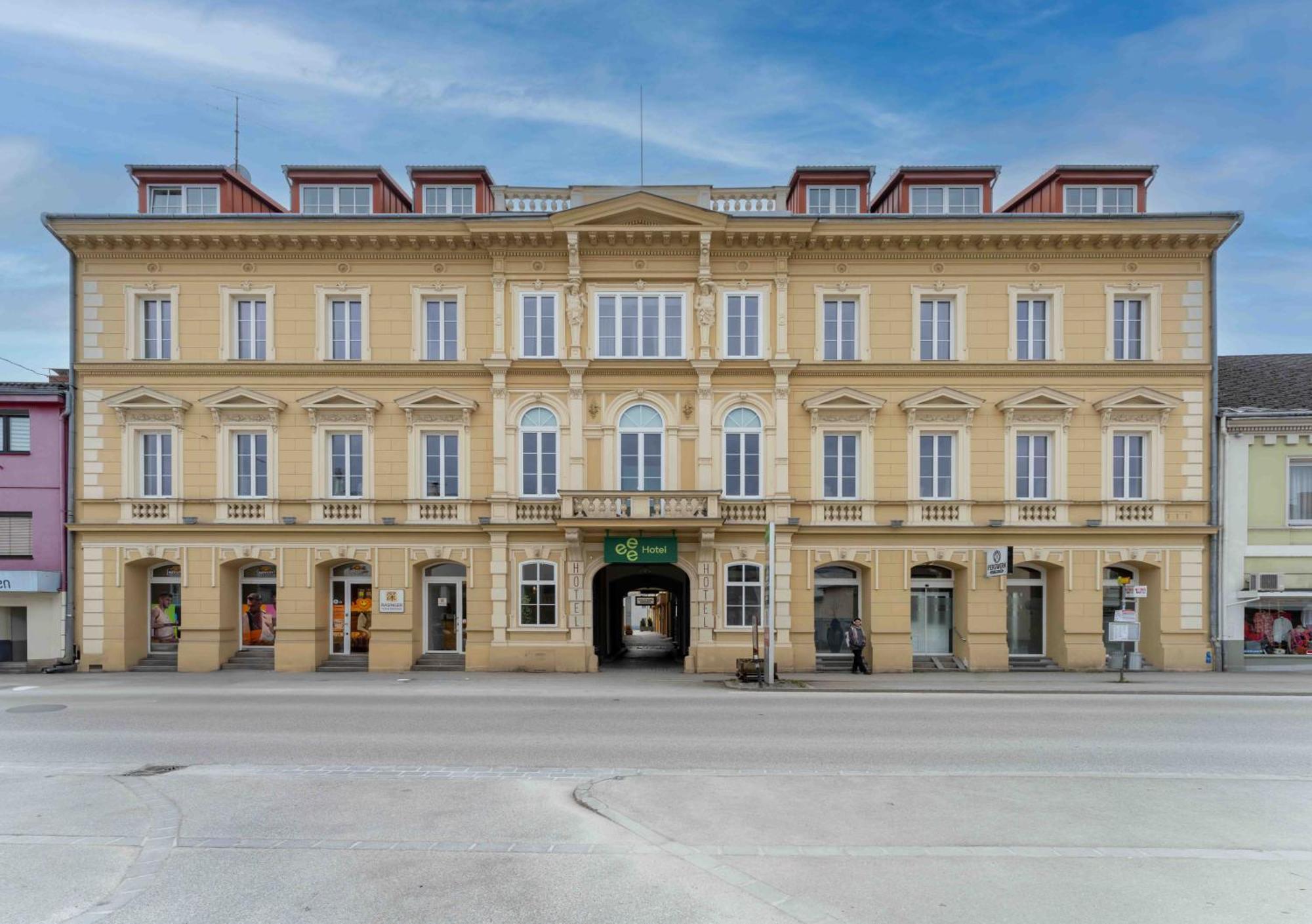Eee Hotel Perg Екстериор снимка