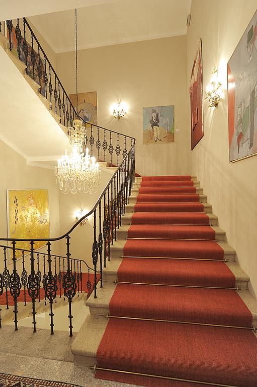 Eee Hotel Perg Екстериор снимка